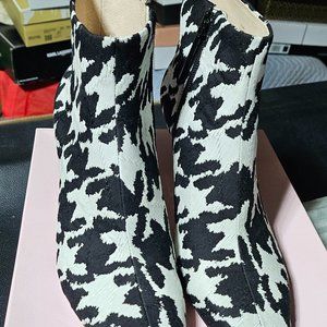 short Boots Back and white